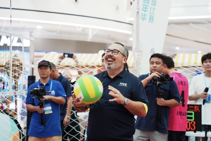 每一个角落, 外征战到球