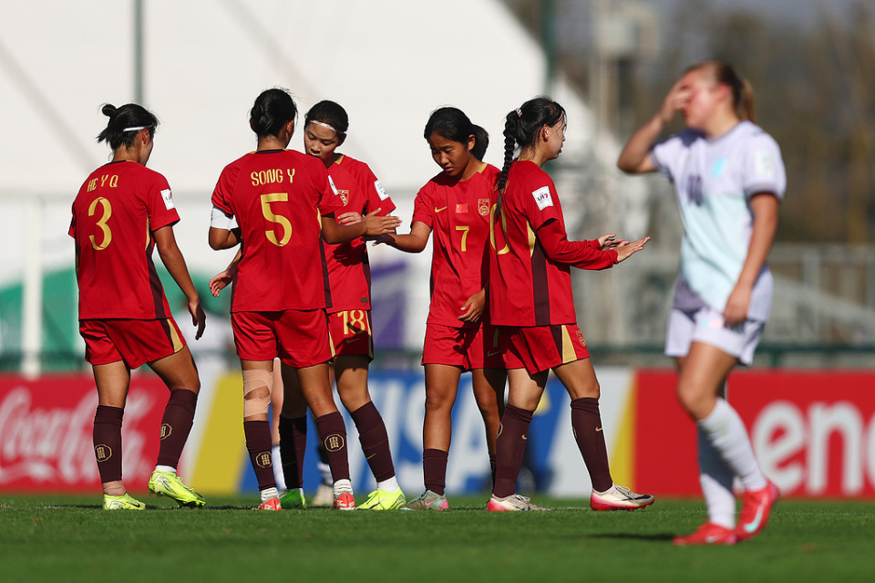 女足首发, 名以及 女足首发, 名以及